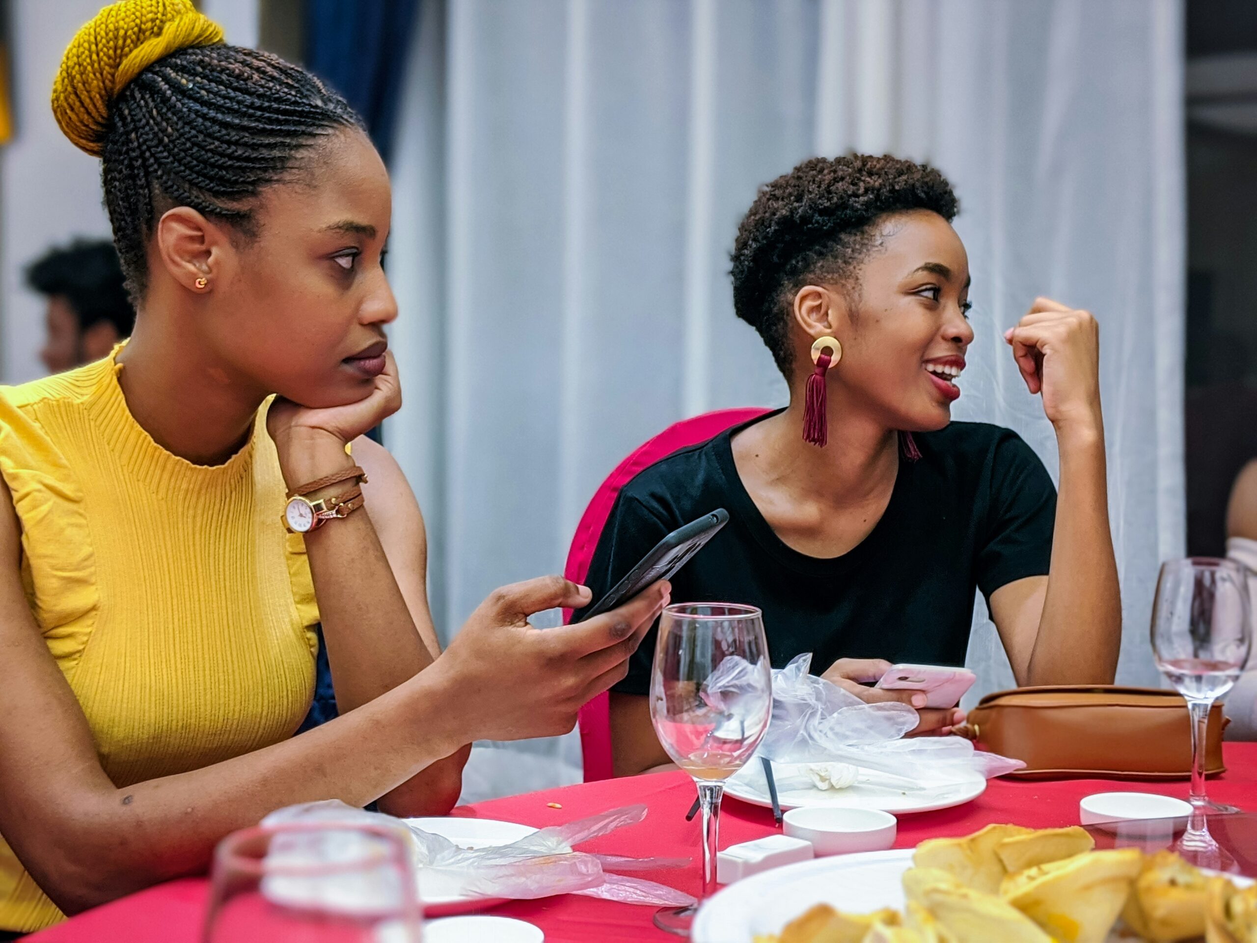 two women with a struggling friendship eating lunch outside